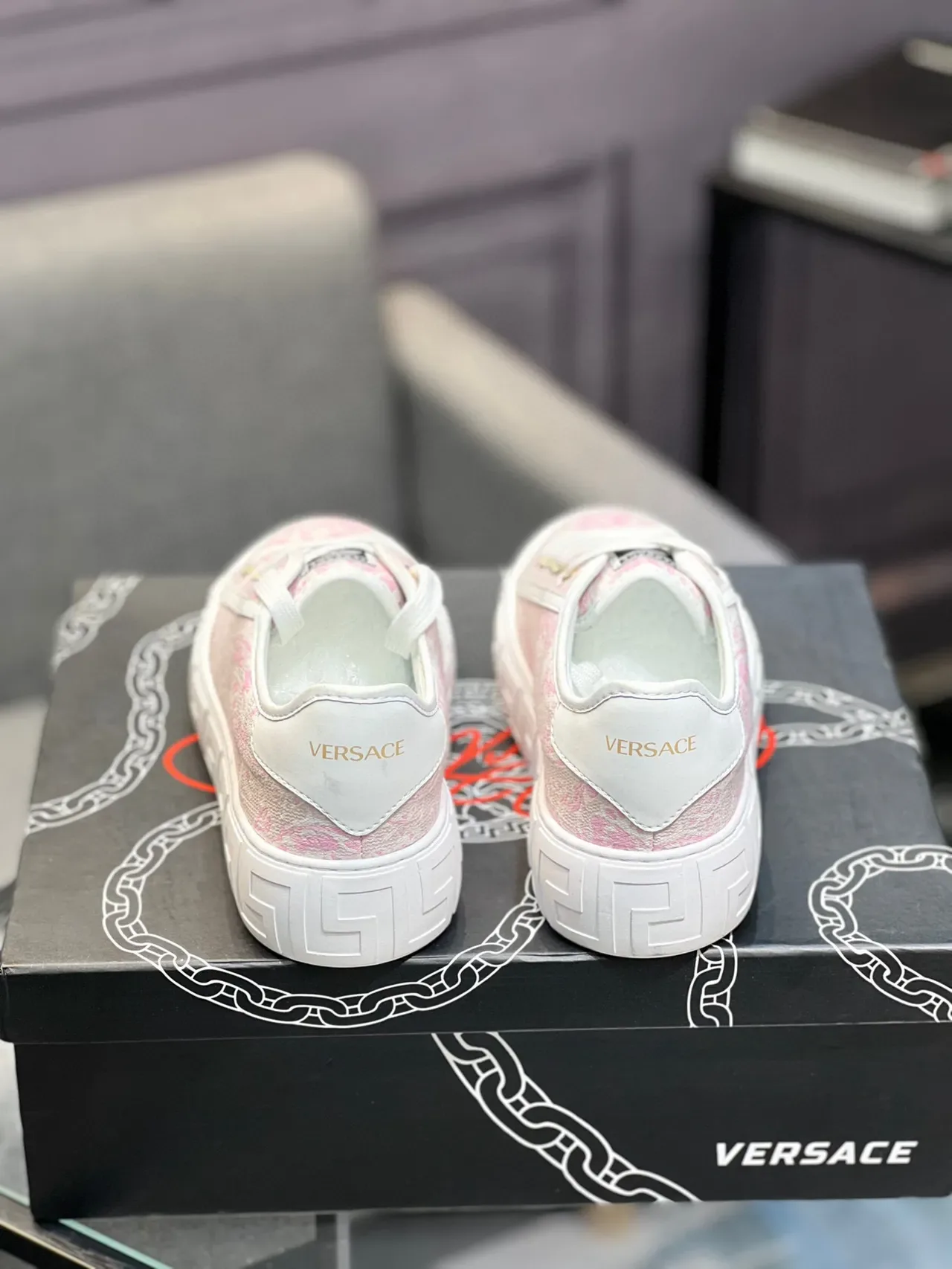 Versace Chaussures lifestyle avec tige en jacquard floral rose et blanc semelle en caoutchouc 2