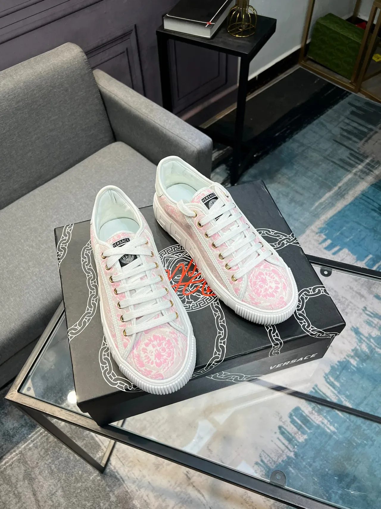 Versace Chaussures lifestyle avec tige en jacquard floral rose et blanc semelle en caoutchouc 4