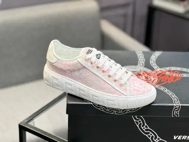 Versace Chaussures lifestyle avec tige en jacquard floral rose et blanc semelle en caoutchouc 5