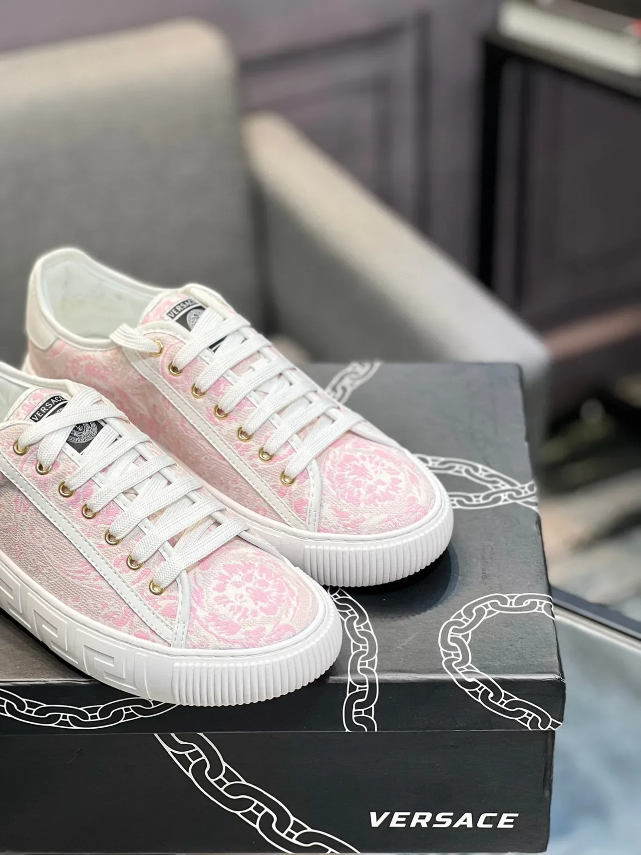 Versace Chaussures lifestyle avec tige en jacquard floral rose et blanc semelle en caoutchouc 6