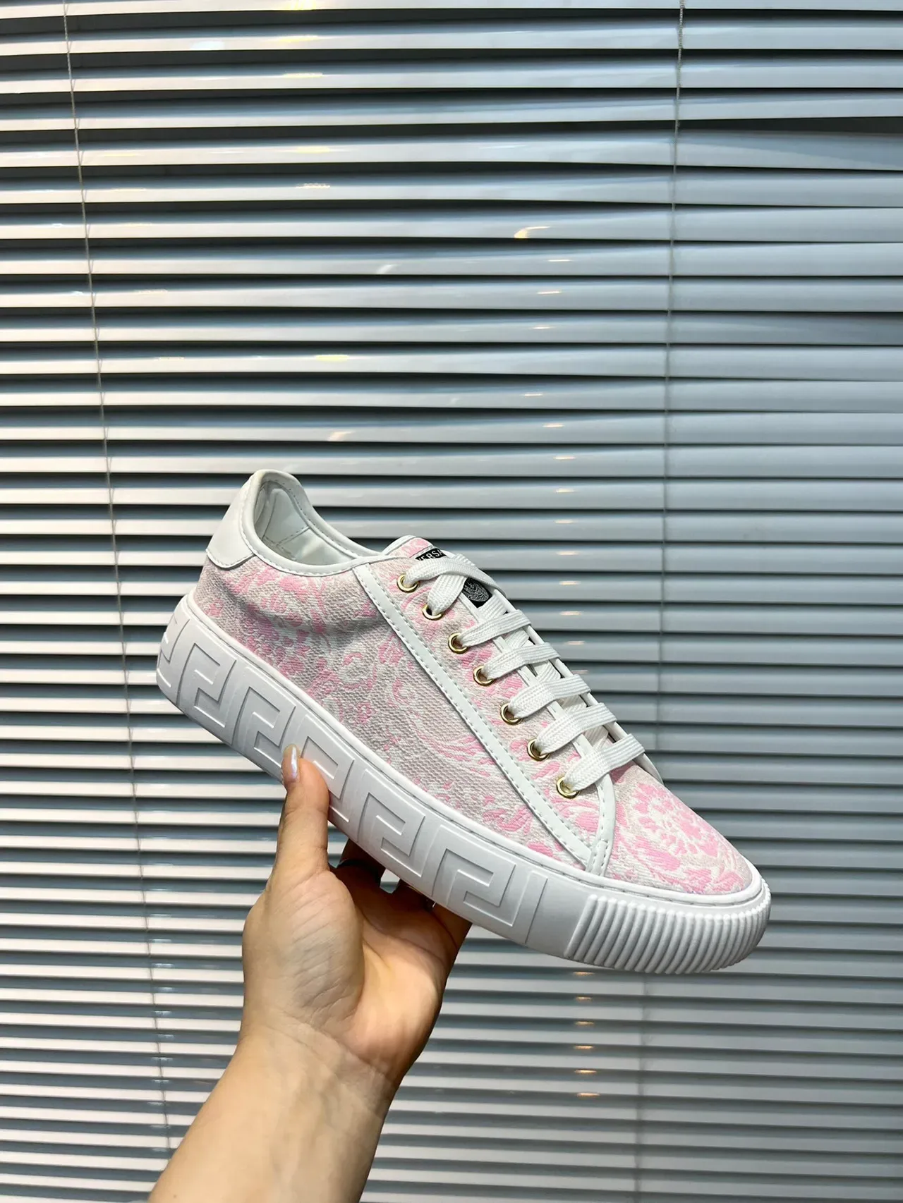 Versace Chaussures lifestyle avec tige en jacquard floral rose et blanc semelle en caoutchouc 7