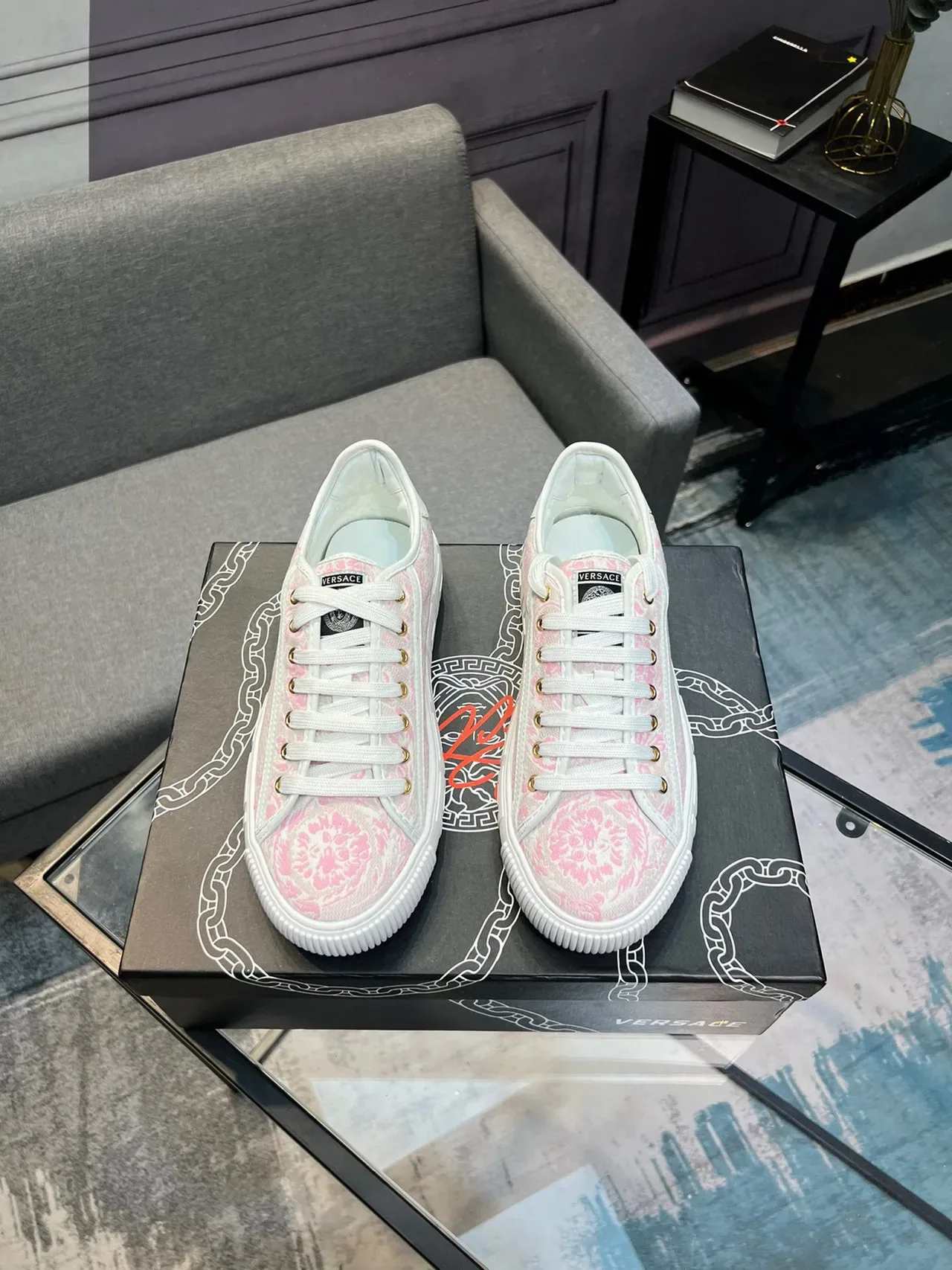 Versace Chaussures lifestyle avec tige en jacquard floral rose et blanc semelle en caoutchouc 8