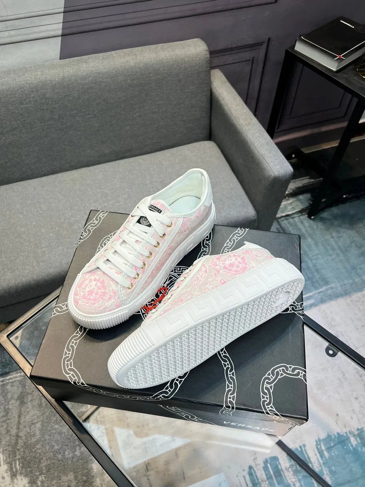 Versace Chaussures lifestyle avec tige en jacquard floral rose et blanc semelle en caoutchouc 9