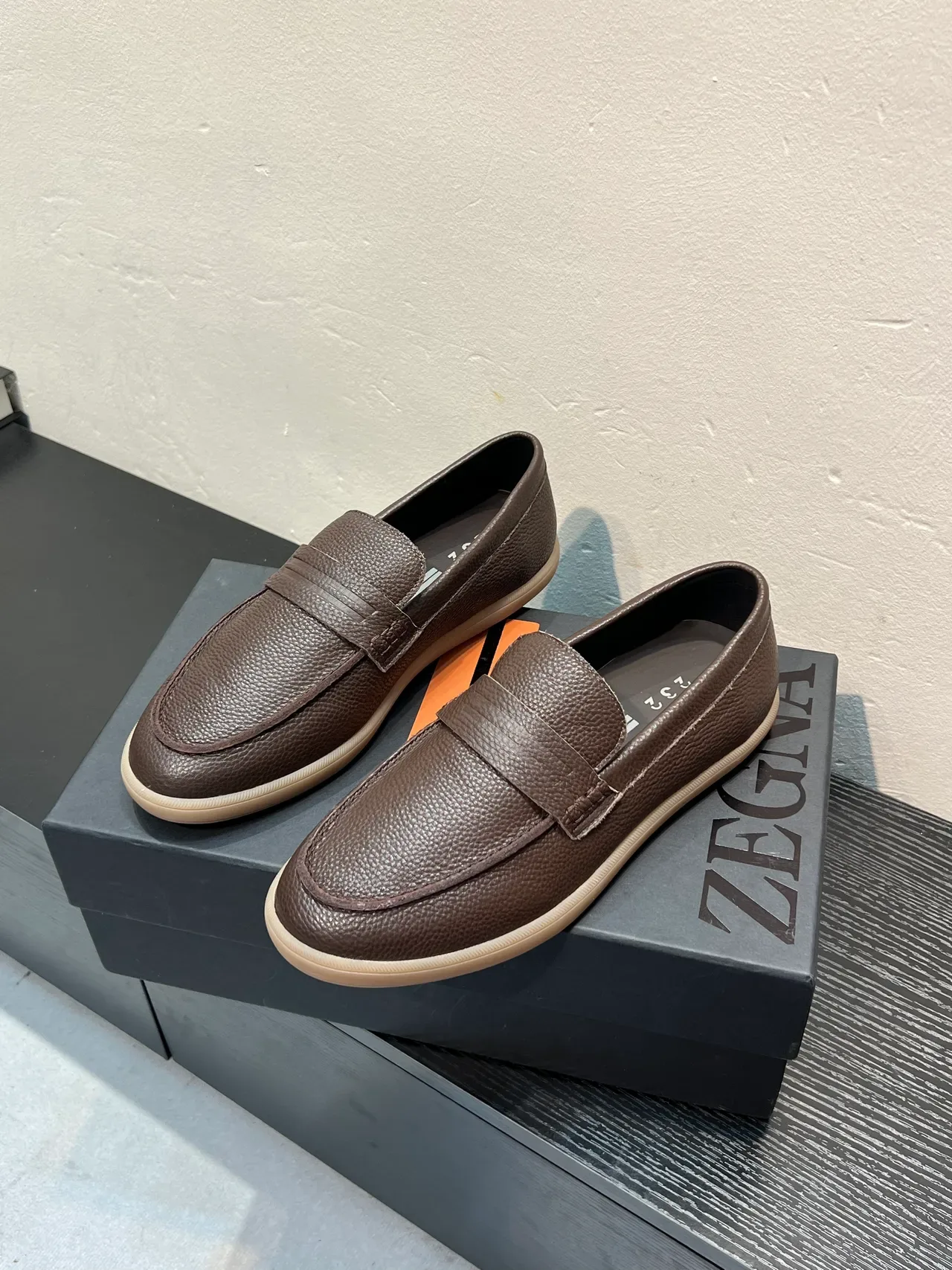 Zegna ब्राउन बेज पेबल्ड लेदर पेनी स्ट्रैप लोफर 3