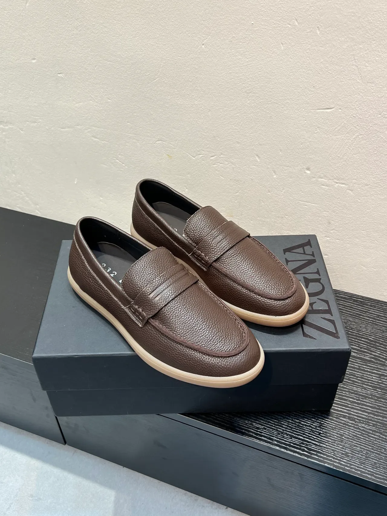 Zegna ब्राउन बेज पेबल्ड लेदर पेनी स्ट्रैप लोफर 5