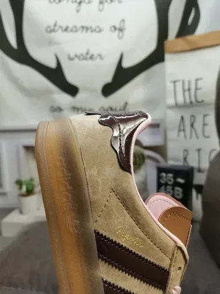 Adidas Zapatillas Lifestyle con Parte Superior de Ante Beige Marrón y Panel Lateral de Tres Rayas 3