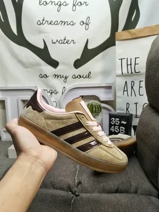 Adidas Zapatillas Lifestyle con Parte Superior de Ante Beige Marrón y Panel Lateral de Tres Rayas 5