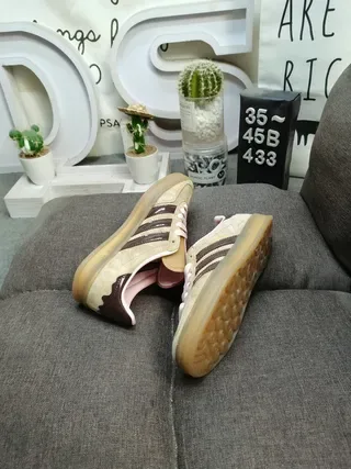 Adidas Zapatillas Lifestyle con Parte Superior de Ante Beige Marrón y Panel Lateral de Tres Rayas 6