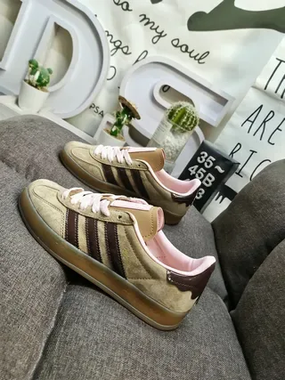 Adidas Zapatillas Lifestyle con Parte Superior de Ante Beige Marrón y Panel Lateral de Tres Rayas 7