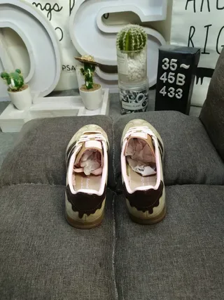 Adidas Zapatillas Lifestyle con Parte Superior de Ante Beige Marrón y Panel Lateral de Tres Rayas 8