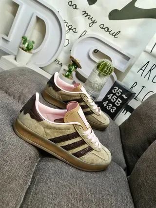 Adidas Zapatillas Lifestyle con Parte Superior de Ante Beige Marrón y Panel Lateral de Tres Rayas 9