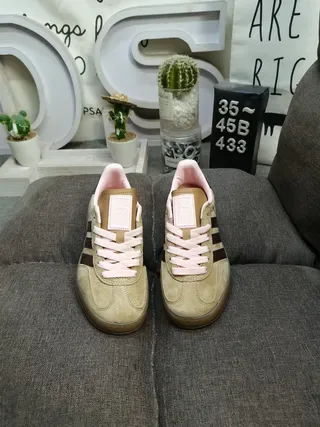 Adidas Zapatillas Lifestyle con Parte Superior de Ante Beige Marrón y Panel Lateral de Tres Rayas 10