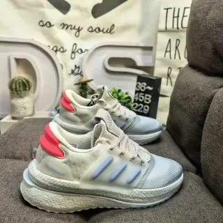 Adidas भूरी लाल नक्काशीदार मिडसोल पारदर्शी केज ओवरले लाइफस्टाइल स्नीकर