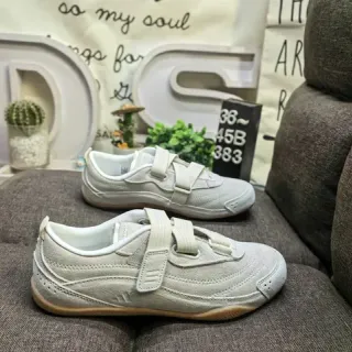 Adidas भूरी-सफेद बिना लेस वेल्क्रो स्ट्रैप बंद सुड जैसा ऊपरी लाइफस्टाइल स्नीकर