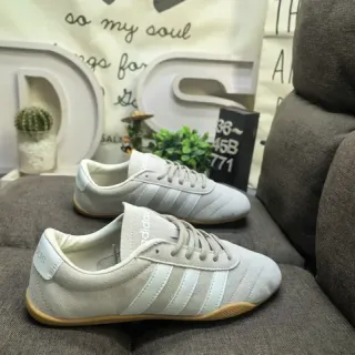 Adidas भूरा सफेद सूड ऊपरी तीन पट्टियाँ लाइफस्टाइल स्नीकर