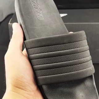 Adidas काली एकरंगी तीन धारी पट्टा चप्पल