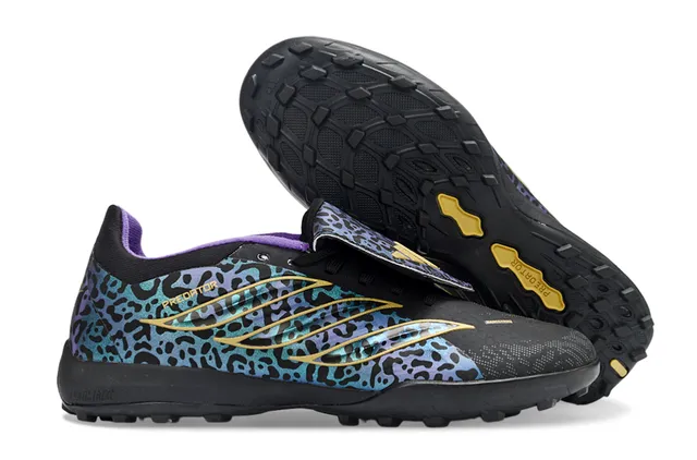 Adidas Chaussures de football noires multicolores à motif léopard iridescent sur le dessus avec bande dorée overlay de cage d'herbe artificielle 1
