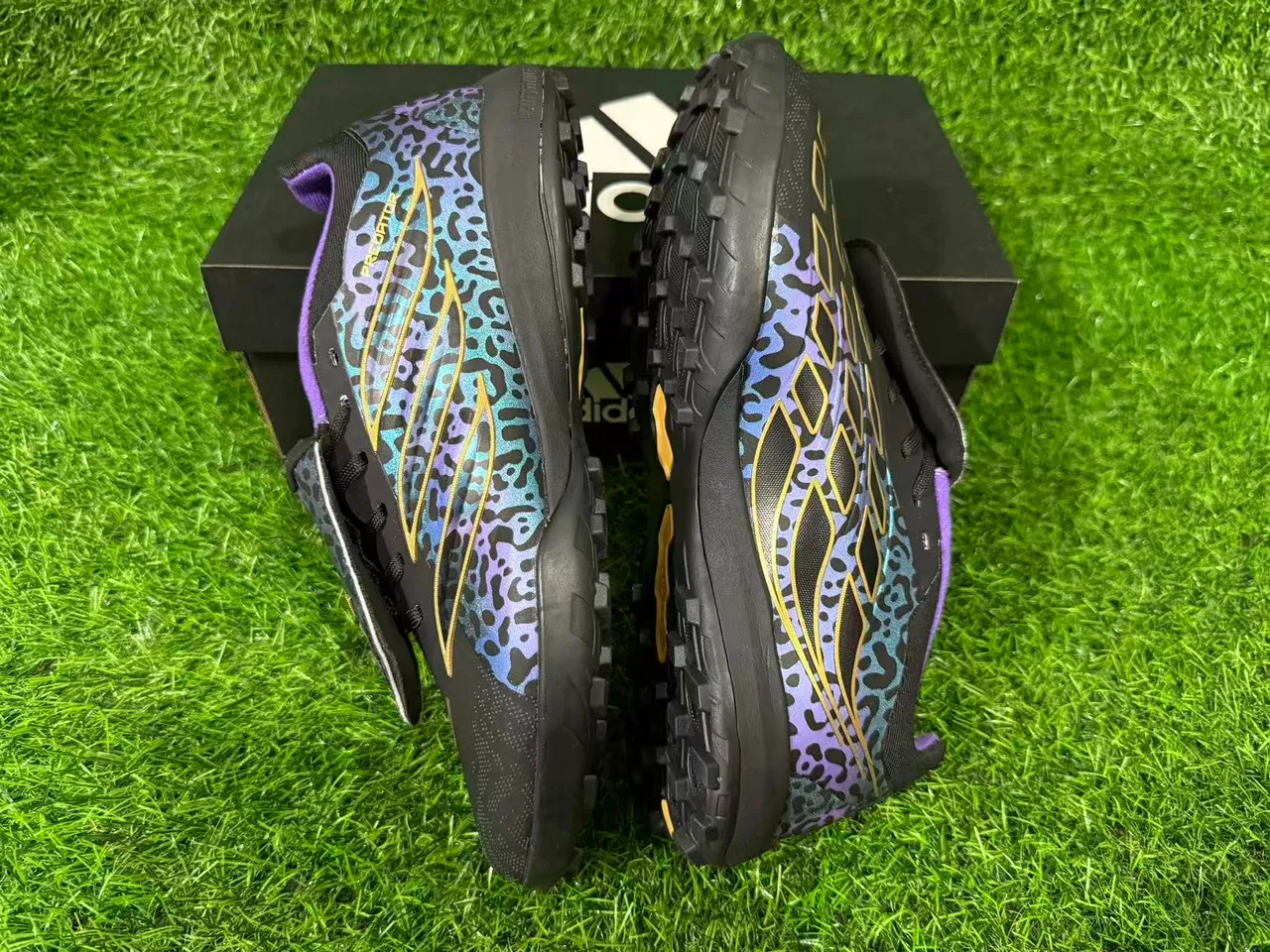 Adidas Chaussures de football noires multicolores à motif léopard iridescent sur le dessus avec bande dorée overlay de cage d'herbe artificielle 3
