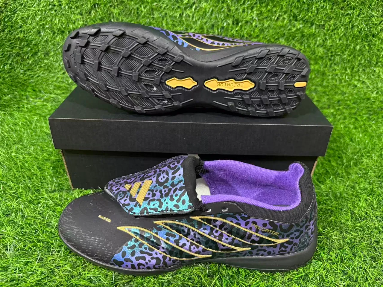 Adidas Chaussures de football noires multicolores à motif léopard iridescent sur le dessus avec bande dorée overlay de cage d'herbe artificielle 6