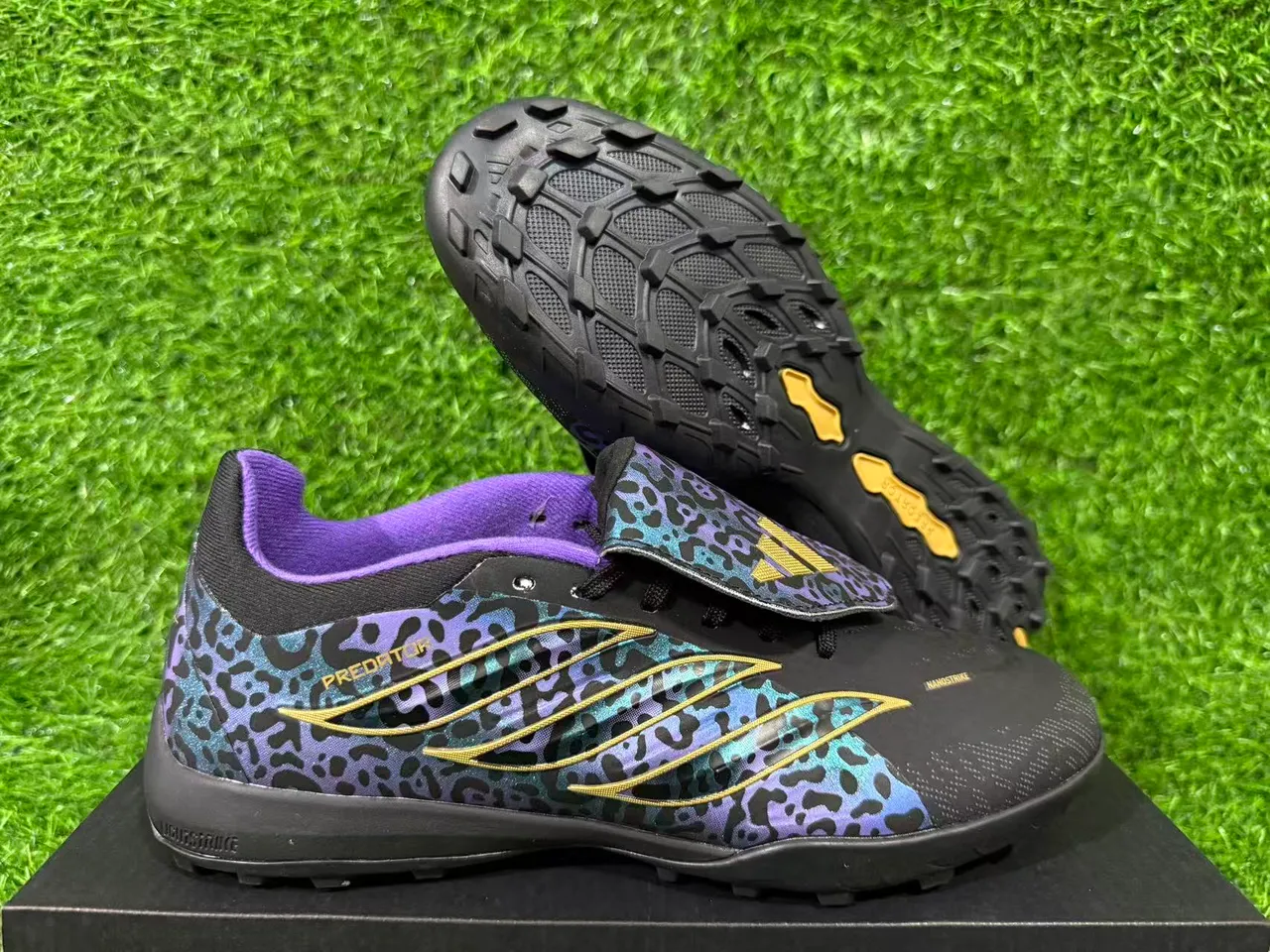 Adidas Chaussures de football noires multicolores à motif léopard iridescent sur le dessus avec bande dorée overlay de cage d'herbe artificielle 10