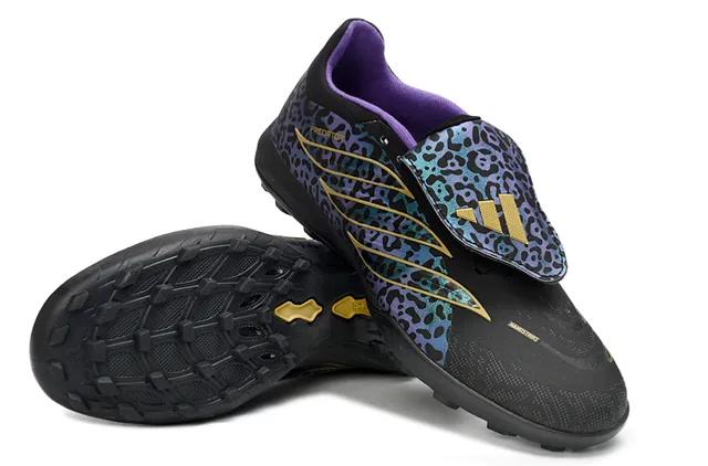 Adidas Chaussures de football noires multicolores à motif léopard iridescent sur le dessus avec bande dorée overlay de cage d'herbe artificielle 13