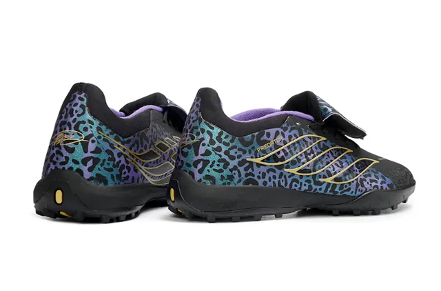 Adidas Chaussures de football noires multicolores à motif léopard iridescent sur le dessus avec bande dorée overlay de cage d'herbe artificielle 15