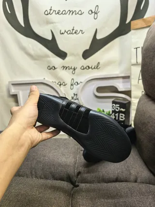 Adidas Chaussures Mary Jane Supérieur Velours Noir Détail Trois Rayures Latéral 4