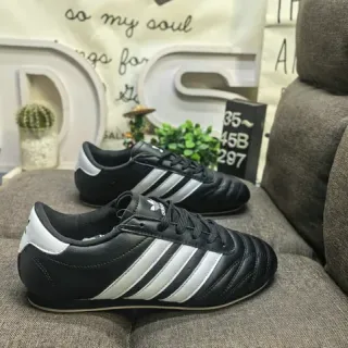 Adidas काला सफेद चमड़े की ऊपरी सतह क्विल्टेड टो कैप जीवनशैली स्नीकर
