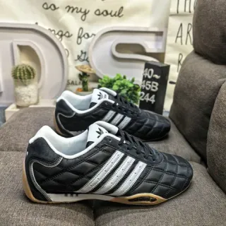 Adidas 黑色白色绗缝皮革鞋面三条纹侧面板室内足球鞋