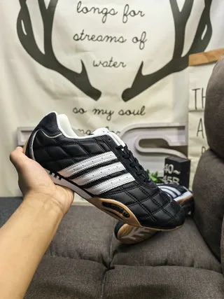 Adidas Noir Blanc Cuir matelassé Upper Trois rayures Panneau latéral Chaussures de football indoor 5
