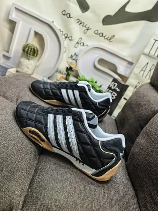 Adidas Noir Blanc Cuir matelassé Upper Trois rayures Panneau latéral Chaussures de football indoor 7