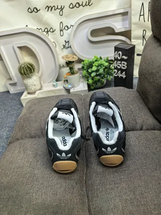 Adidas Noir Blanc Cuir matelassé Upper Trois rayures Panneau latéral Chaussures de football indoor 8