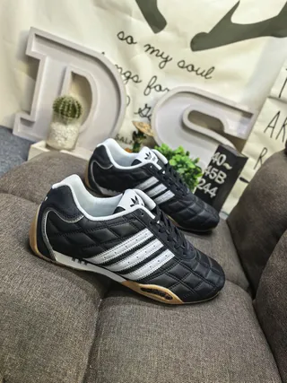 Adidas Noir Blanc Cuir matelassé Upper Trois rayures Panneau latéral Chaussures de football indoor 9