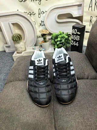 Adidas Noir Blanc Cuir matelassé Upper Trois rayures Panneau latéral Chaussures de football indoor 10