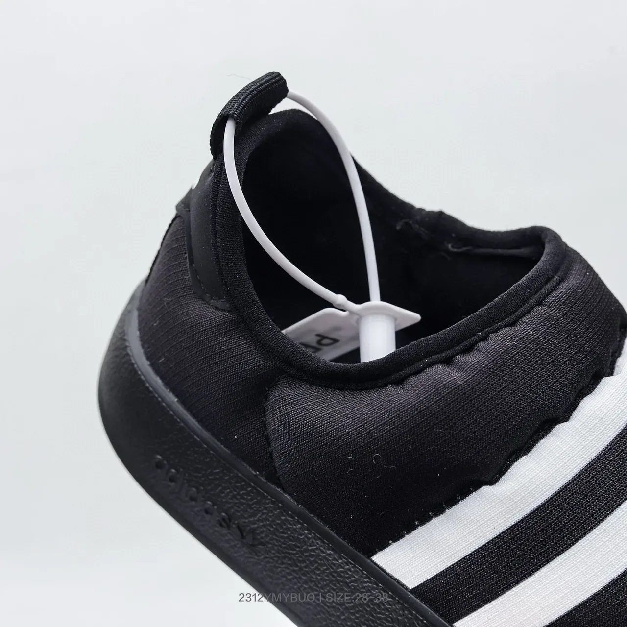Adidas काला सफेद स्लिप-ऑन प्लेटफॉर्म सोल लाइफस्टाइल स्नीकर 9