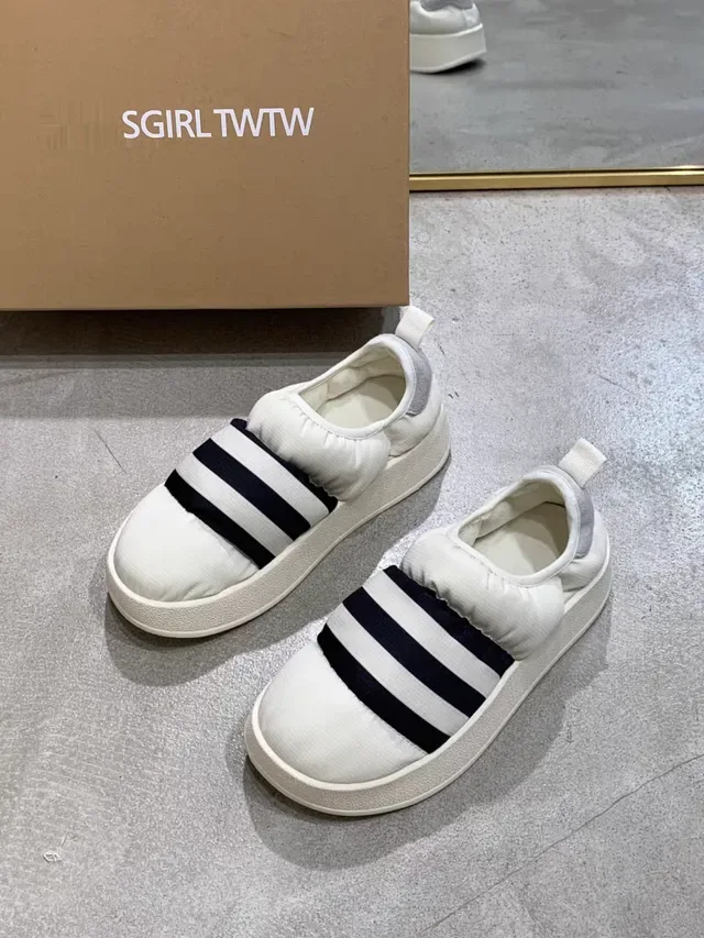 Adidas काला सफेद स्लिप-ऑन प्लेटफॉर्म सोल लाइफस्टाइल स्नीकर 18