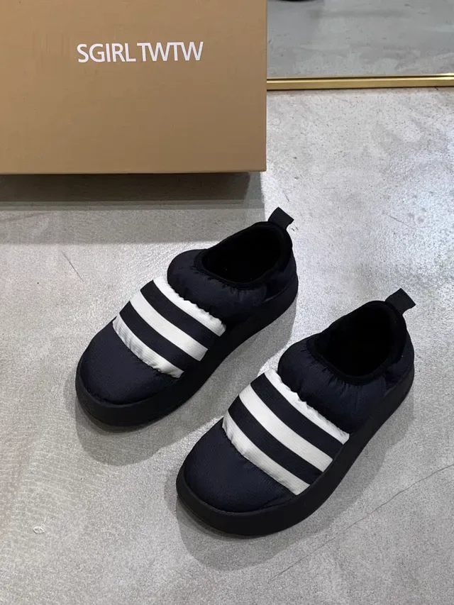 Adidas काला सफेद स्लिप-ऑन प्लेटफॉर्म सोल लाइफस्टाइल स्नीकर 19