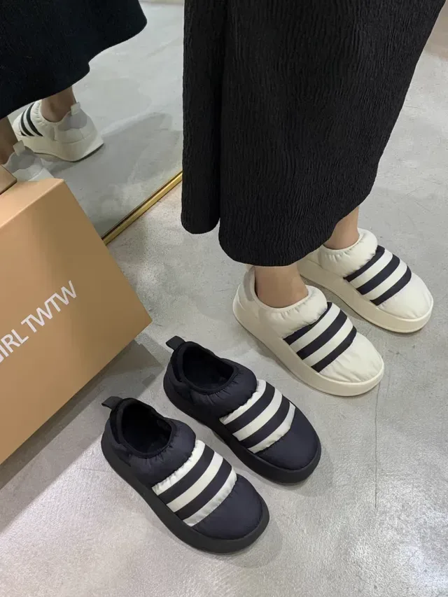 Adidas काला सफेद स्लिप-ऑन प्लेटफॉर्म सोल लाइफस्टाइल स्नीकर 20