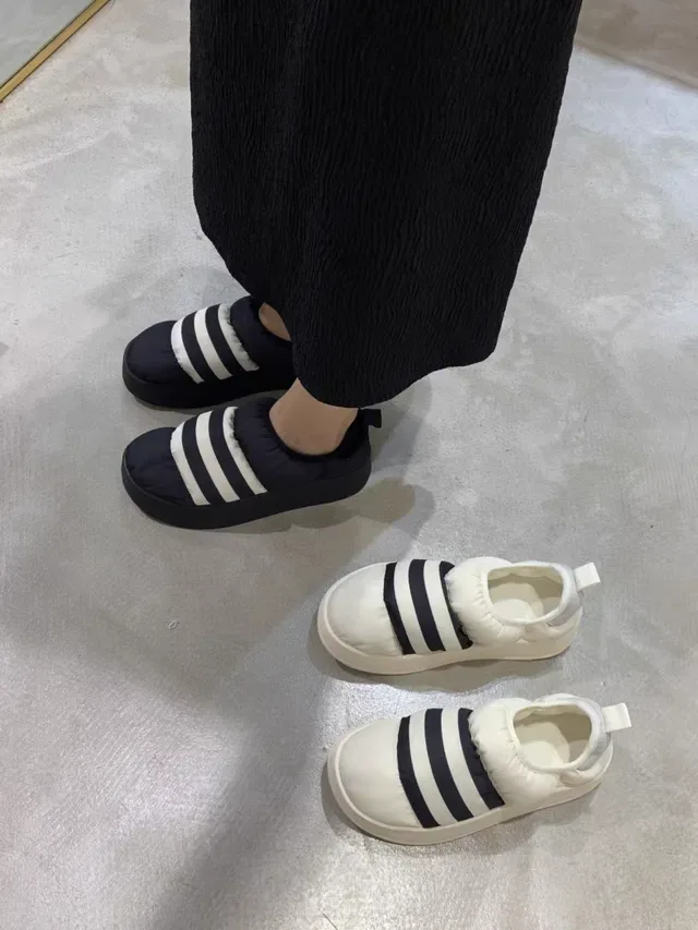 Adidas काला सफेद स्लिप-ऑन प्लेटफॉर्म सोल लाइफस्टाइल स्नीकर 22