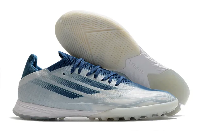 Adidas Chaussures de football indoor à silhouette basse à empiècement tricoté bleu rose 16