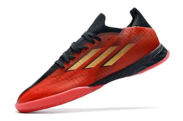 Adidas Chaussures de football indoor à silhouette basse à empiècement tricoté bleu rose 21