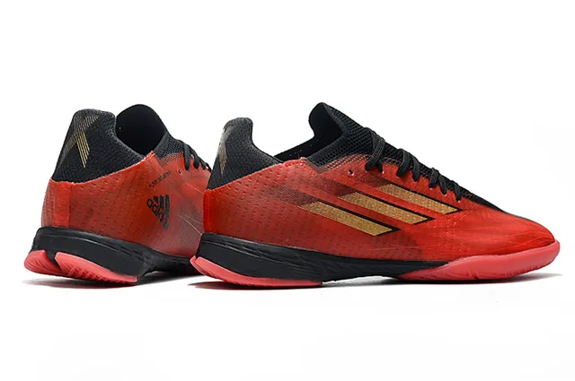 Adidas Chaussures de football indoor à silhouette basse à empiècement tricoté bleu rose 24