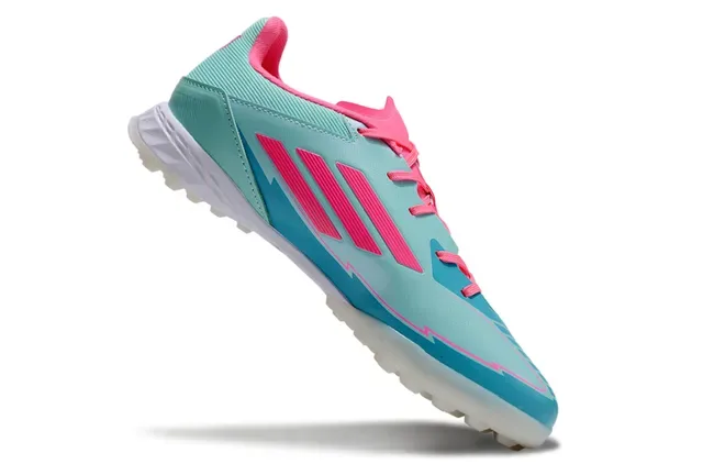 Adidas Chaussures de football turf bleu rose à empiècement synthétique de profil bas avec crampons en caoutchouc moulé 2