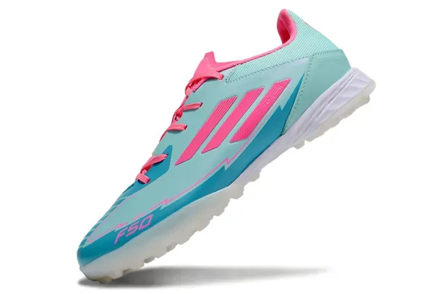 Adidas Chaussures de football turf bleu rose à empiècement synthétique de profil bas avec crampons en caoutchouc moulé 3