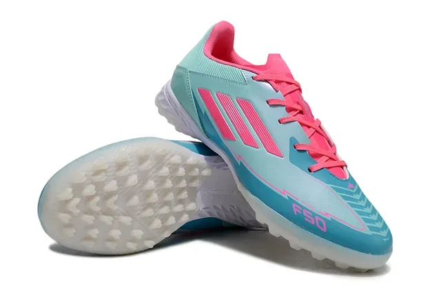 Adidas Chaussures de football turf bleu rose à empiècement synthétique de profil bas avec crampons en caoutchouc moulé 4