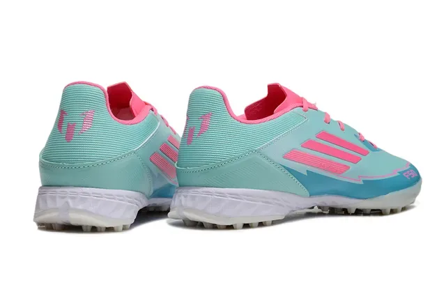 Adidas Chaussures de football turf bleu rose à empiècement synthétique de profil bas avec crampons en caoutchouc moulé 5