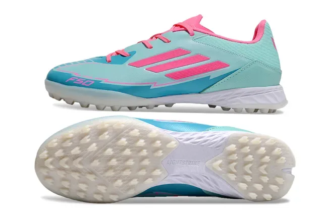 Adidas Chaussures de football turf bleu rose à empiècement synthétique de profil bas avec crampons en caoutchouc moulé 6