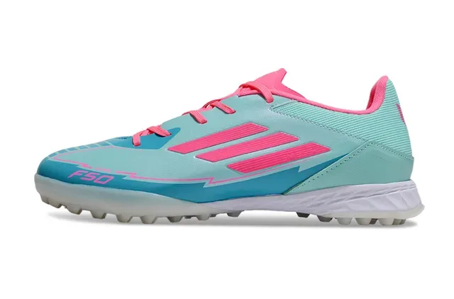 Adidas Chaussures de football turf bleu rose à empiècement synthétique de profil bas avec crampons en caoutchouc moulé 7