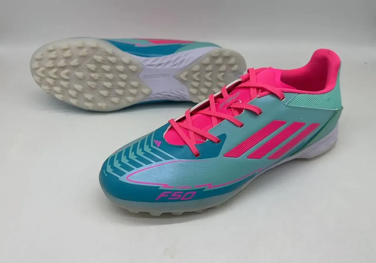 Adidas Chaussures de football turf bleu rose à empiècement synthétique de profil bas avec crampons en caoutchouc moulé 8