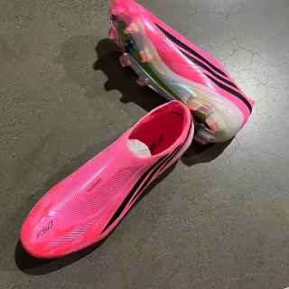 Adidas F50 ফ্লুরোসেন্ট গোলাপি কালো লেসহীন ফার্ম গ্রাউন্ড ফুটবল জুতো